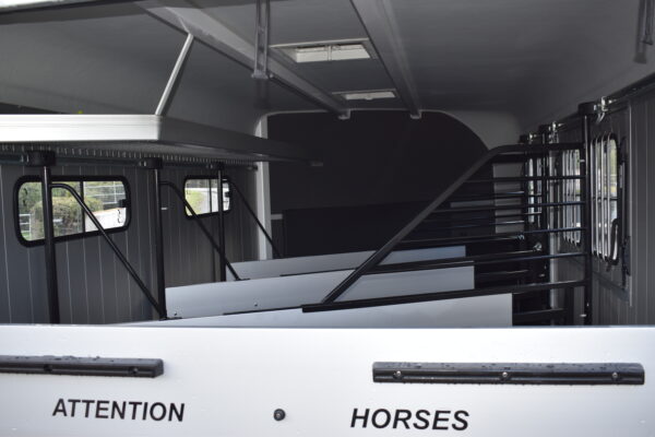 Maxi 4 horse area showing the storage rack option