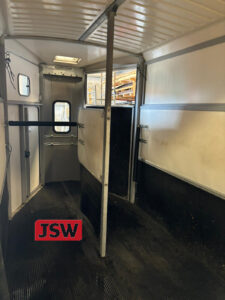 Alterations to horsebox partition