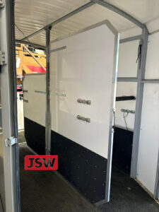 Alterations to horsebox partition